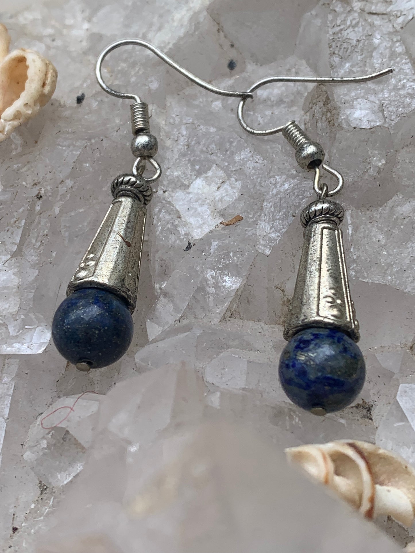 Boucles d'oreilles en Lapis lazuli, perle de 8 mm avec fantaisie, qualité AA à AAA. Vendu en finition Argent ou en laiton argenté, parfait ! + photo pour un choix de perles diverses !