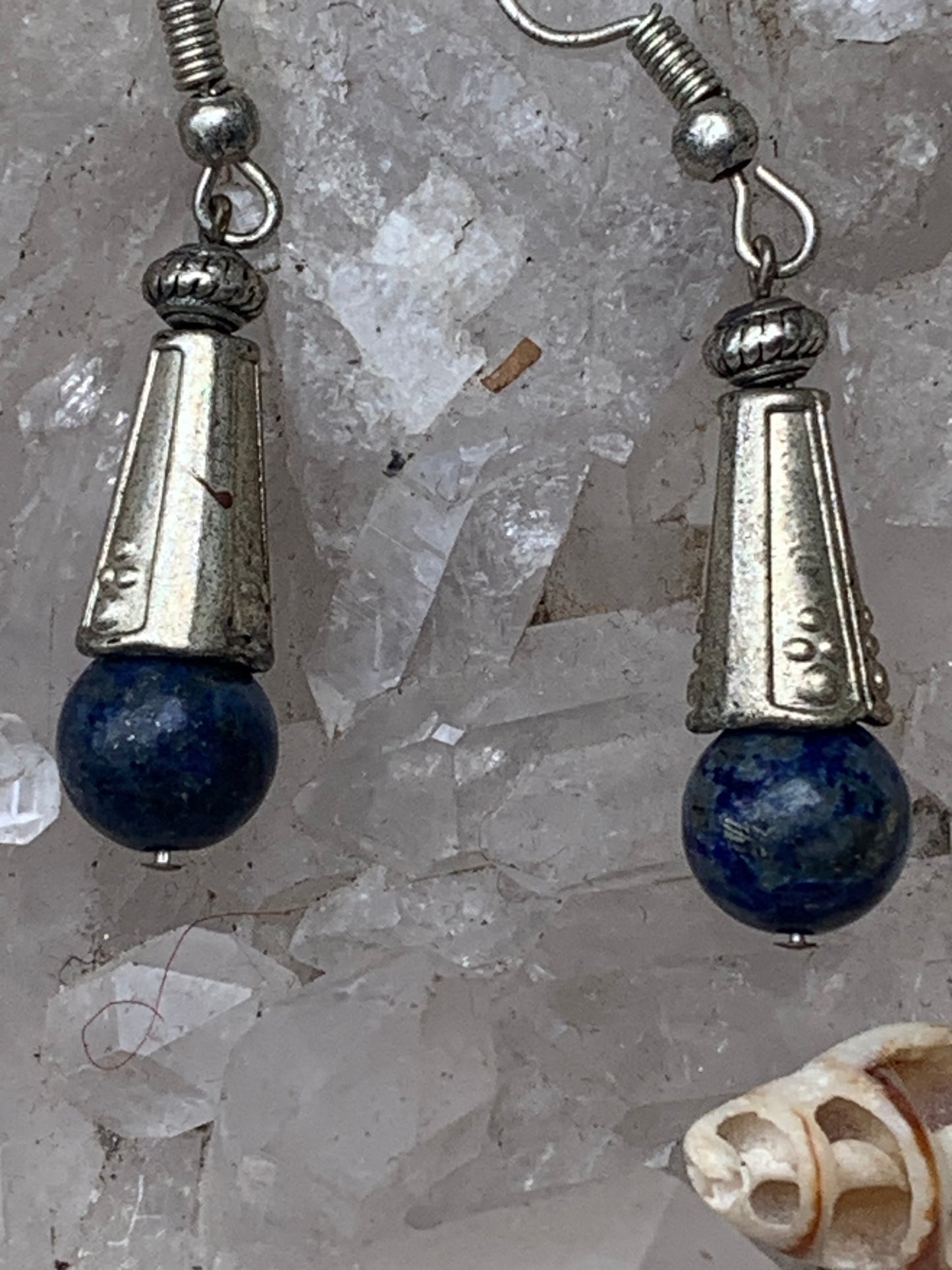 Boucles d'oreilles en Lapis lazuli, perle de 8 mm avec fantaisie, qualité AA à AAA. Vendu en finition Argent ou en laiton argenté, parfait ! + photo pour un choix de perles diverses !