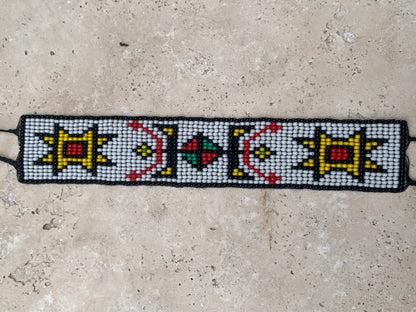 Superbe bracelet Amérindien, en perle de rocaille de 2 millimètres - 18,5 centimètres de longueur. Convient pour les chevilles ou pour les poignés. Superbes motifs authentiques ! Fait par des Amérindiens au Québec (Tribu de la terre)...
