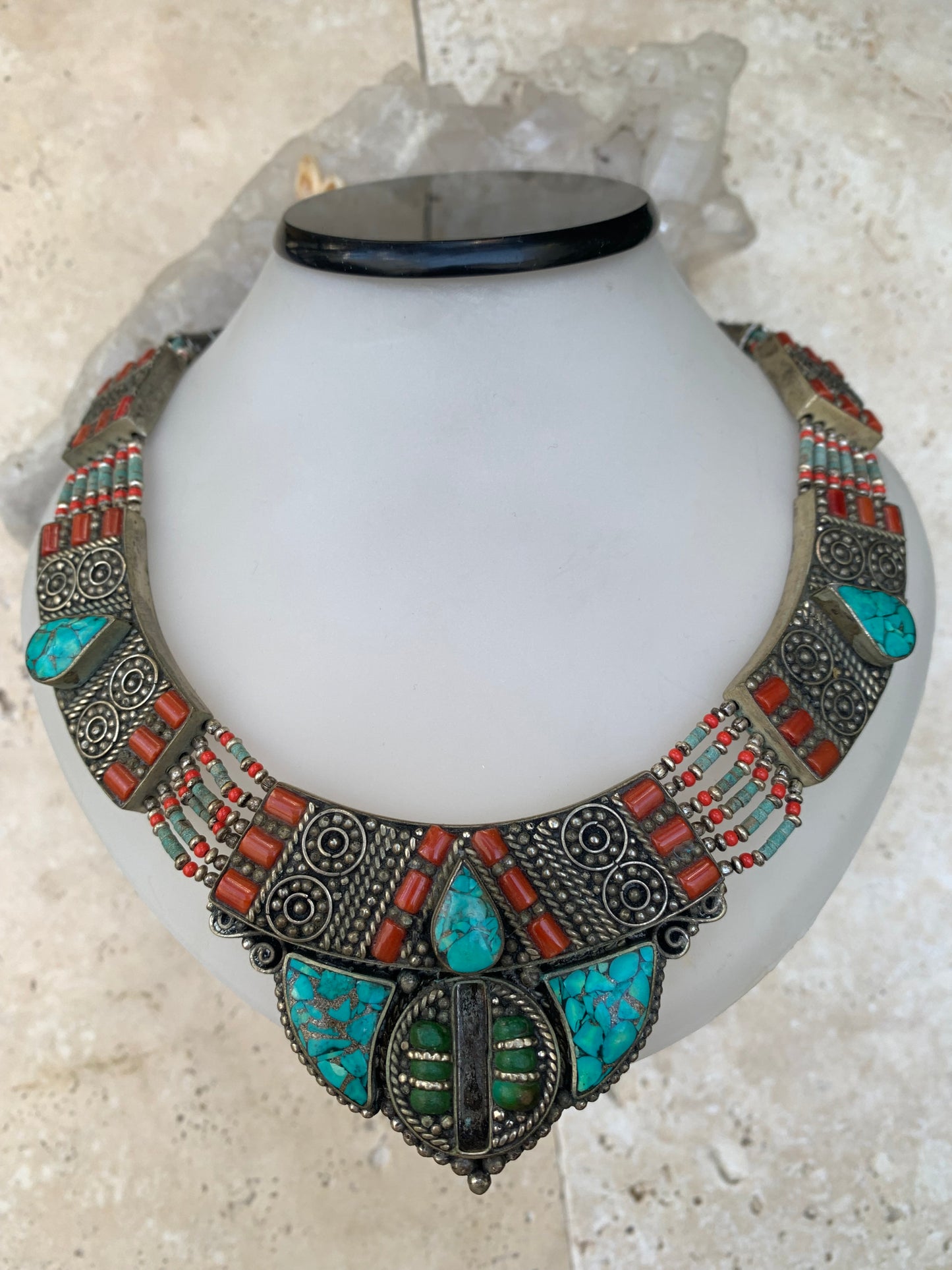 Superbe collier/ parure en perle et cabochon de turquoise et de corail. 45 centimètres de longueur. Fait sur Argent au Népal (Katmandou) ! Véritable œuvre d'art, un joyau !