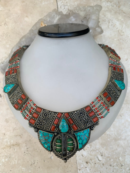 Superbe collier/ parure en perle et cabochon de turquoise et de corail. 45 centimètres de longueur. Fait sur Argent au Népal (Katmandou) ! Véritable œuvre d'art, un joyau !