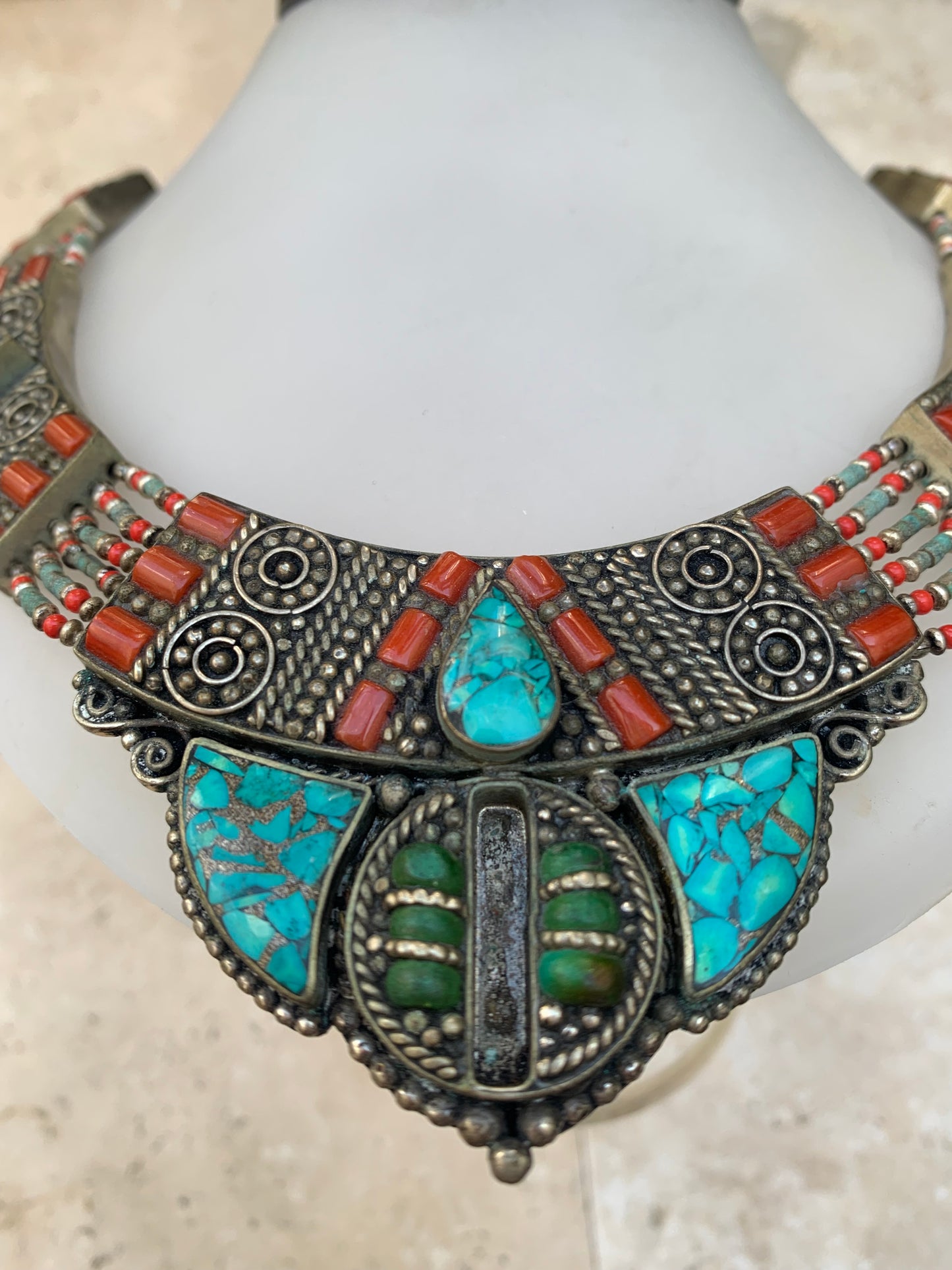 Superbe collier/ parure en perle et cabochon de turquoise et de corail. 45 centimètres de longueur. Fait sur Argent au Népal (Katmandou) ! Véritable œuvre d'art, un joyau !