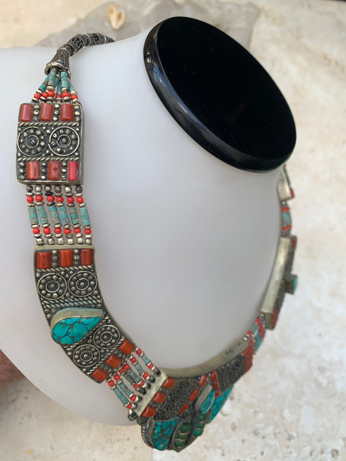 Superbe collier/ parure en perle et cabochon de turquoise et de corail. 45 centimètres de longueur. Fait sur Argent au Népal (Katmandou) ! Véritable œuvre d'art, un joyau !