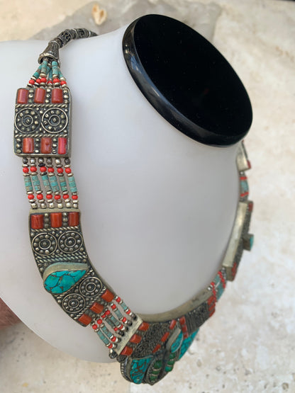 Superbe collier/ parure en perle et cabochon de turquoise et de corail. 45 centimètres de longueur. Fait sur Argent au Népal (Katmandou) ! Véritable œuvre d'art, un joyau !