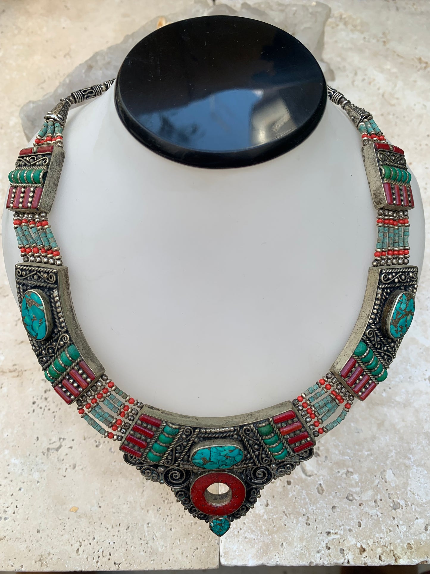Superbe collier/ parure en perle et cabochon de turquoise et de corail. 45 centimètres de longueur. Fait sur Argent au Népal (Katmandou) ! Véritable œuvre d'art, un joyau !