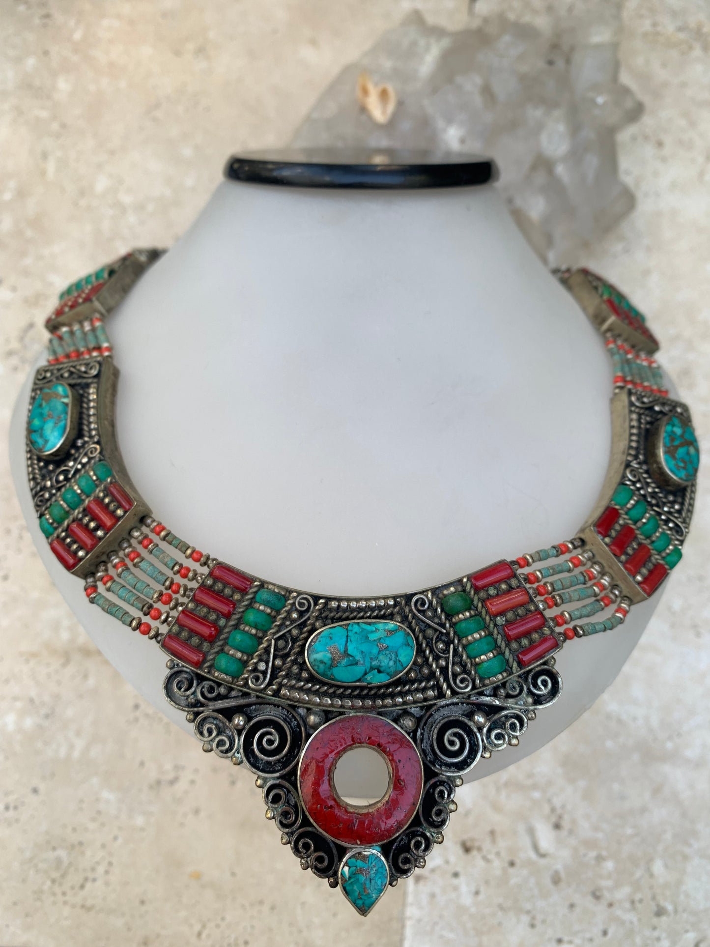 Superbe collier/ parure en perle et cabochon de turquoise et de corail. 45 centimètres de longueur. Fait sur Argent au Népal (Katmandou) ! Véritable œuvre d'art, un joyau !