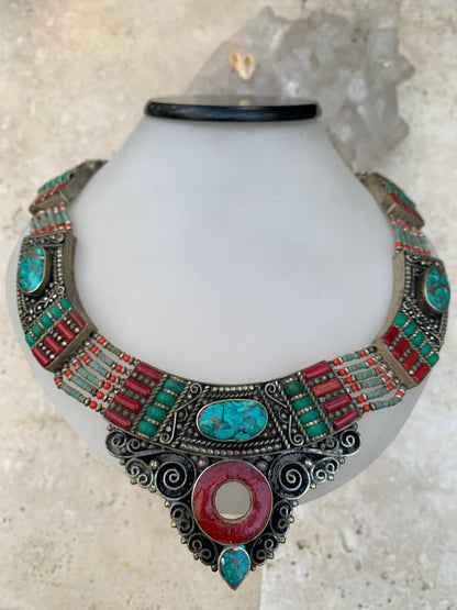 Superbe collier/ parure en perle et cabochon de turquoise et de corail. 45 centimètres de longueur. Fait sur Argent au Népal (Katmandou) ! Véritable œuvre d'art, un joyau !