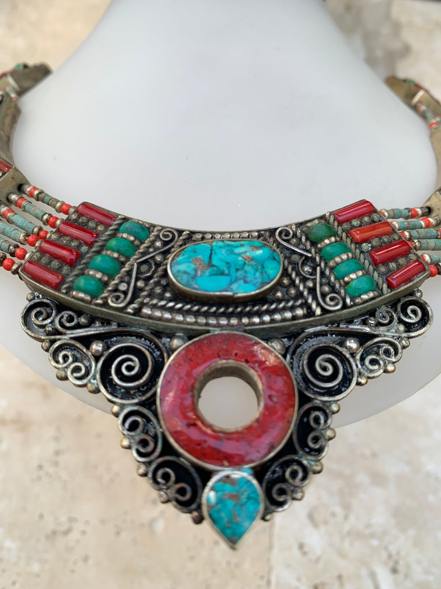 Superbe collier/ parure en perle et cabochon de turquoise et de corail. 45 centimètres de longueur. Fait sur Argent au Népal (Katmandou) ! Véritable œuvre d'art, un joyau !