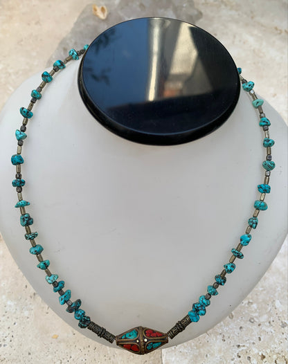 Superbe collier en perle de turquoise (grains naturels) et perle Indienne en corail. 40 centimètres de longueur + 5 centimètres de rajout de chaînette pour réglage optimal... Fait sur Argent par Gem & Zen !