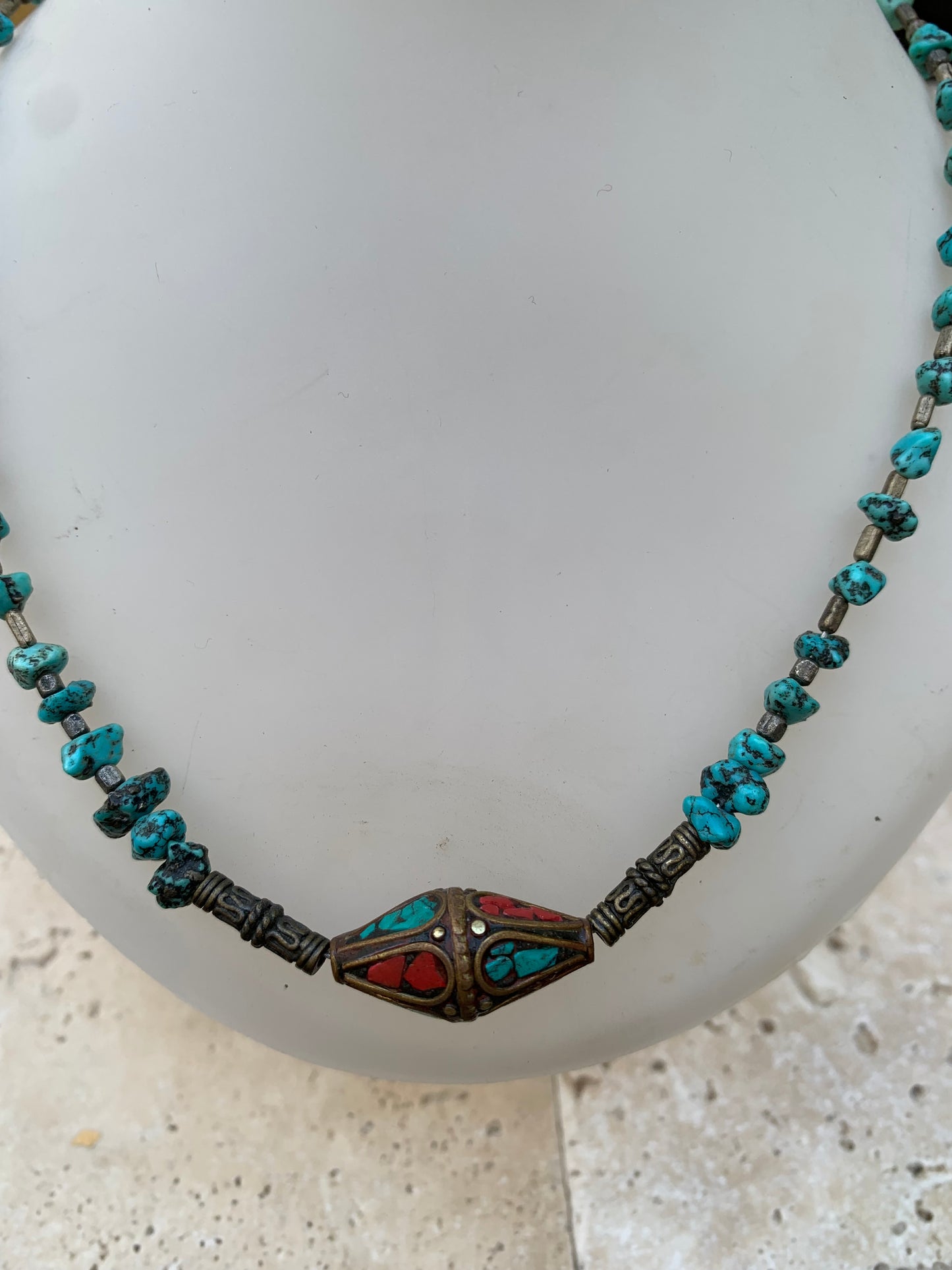 Superbe collier en perle de turquoise (grains naturels) et perle Indienne en corail. 40 centimètres de longueur + 5 centimètres de rajout de chaînette pour réglage optimal... Fait sur Argent par Gem & Zen !