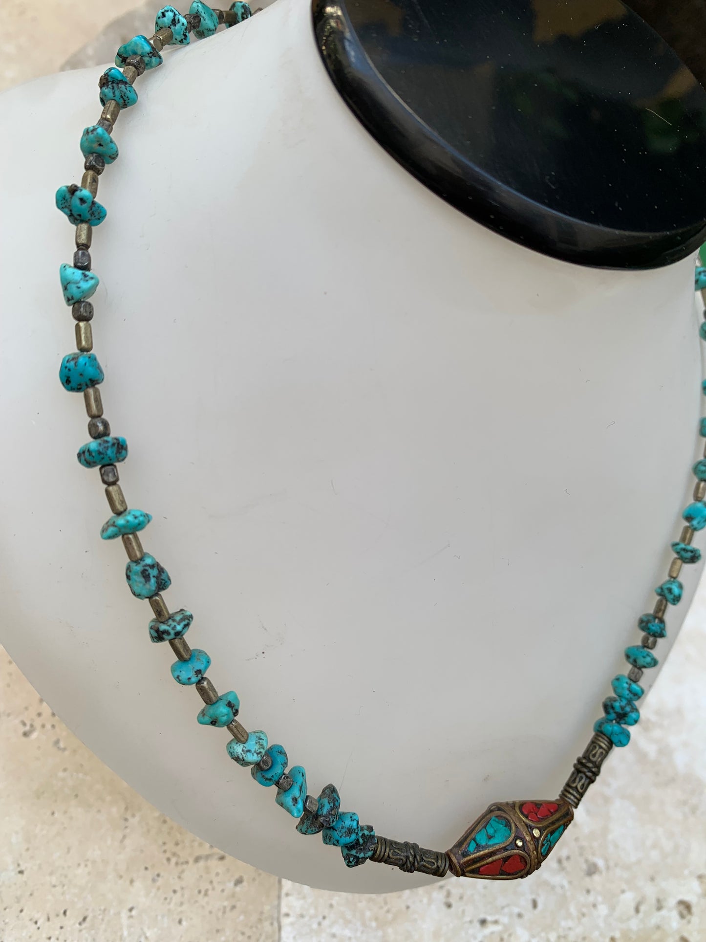 Superbe collier en perle de turquoise (grains naturels) et perle Indienne en corail. 40 centimètres de longueur + 5 centimètres de rajout de chaînette pour réglage optimal... Fait sur Argent par Gem & Zen !