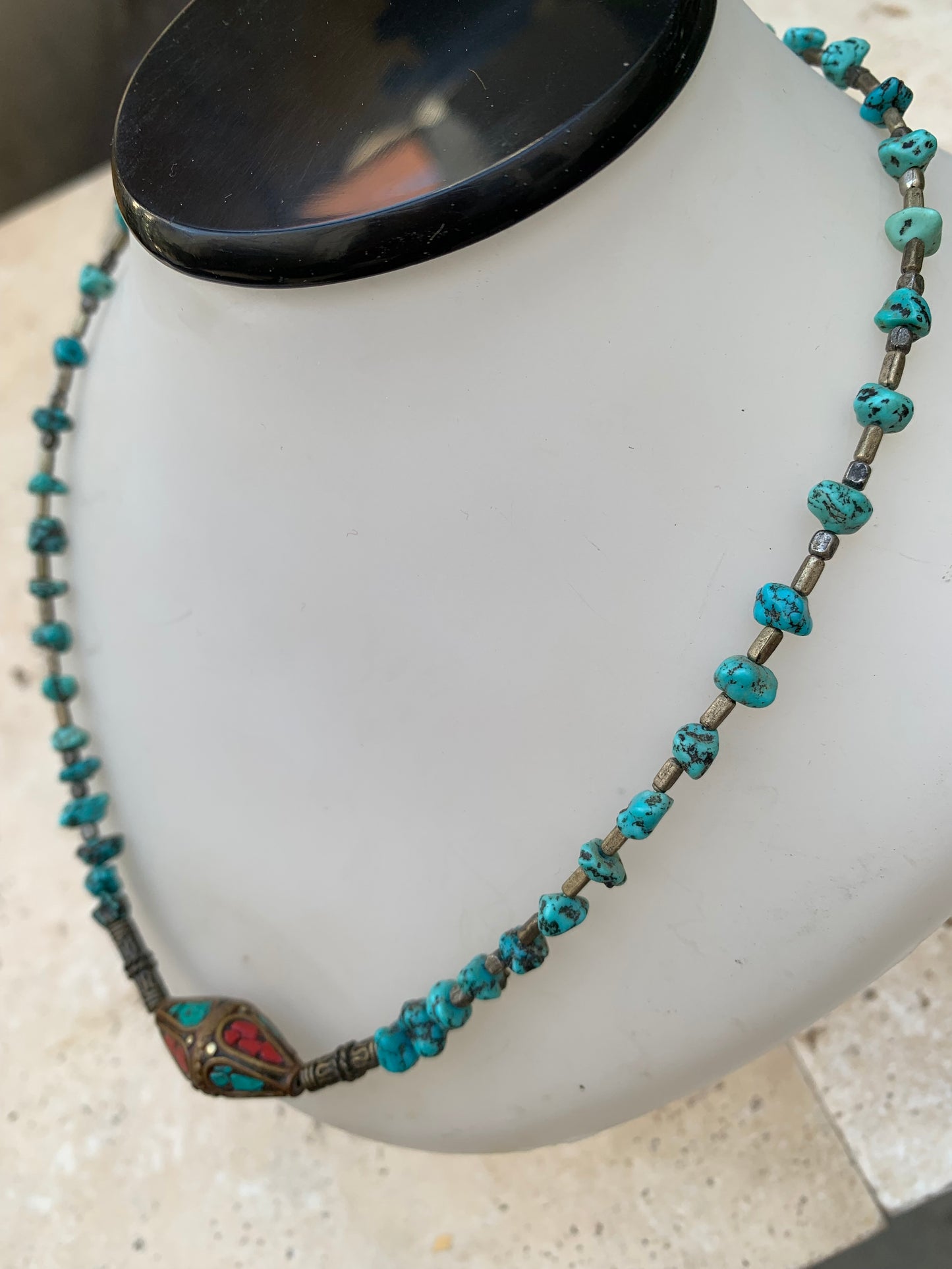 Superbe collier en perle de turquoise (grains naturels) et perle Indienne en corail. 40 centimètres de longueur + 5 centimètres de rajout de chaînette pour réglage optimal... Fait sur Argent par Gem & Zen !