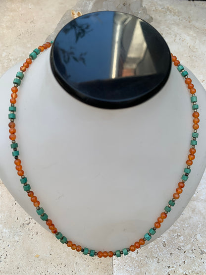 Superbe collier en perles rondes de turquoise et de cornaline. 44 centimètres de longueur. Fait sur métal argenté, fin et élégant, parfait !