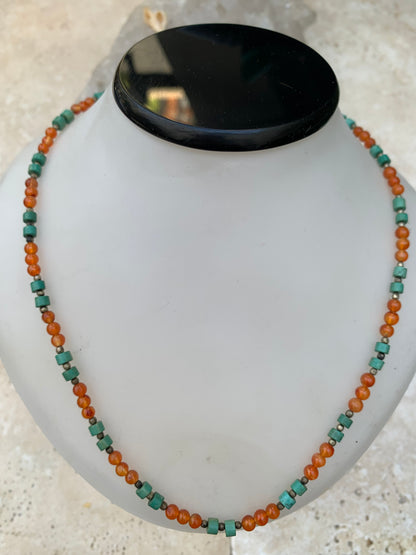 Superbe collier en perles rondes de turquoise et de cornaline. 44 centimètres de longueur. Fait sur métal argenté, fin et élégant, parfait !