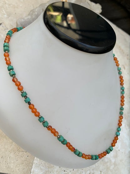 Superbe collier en perles rondes de turquoise et de cornaline. 44 centimètres de longueur. Fait sur métal argenté, fin et élégant, parfait !