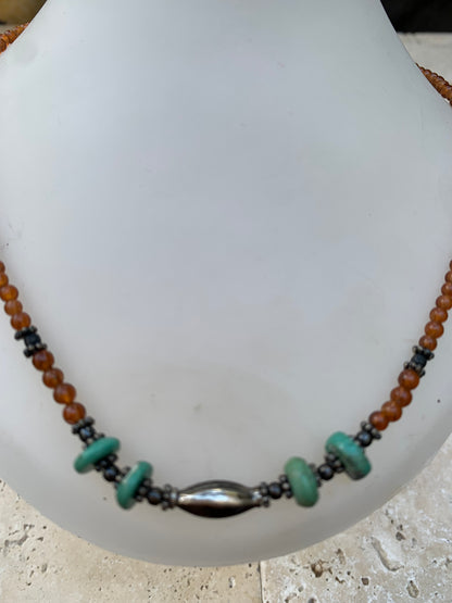 Superbe collier en perles rondes de turquoise et de cornaline. 44 centimètres de longueur. Fait sur métal argenté, fin et élégant, parfait !