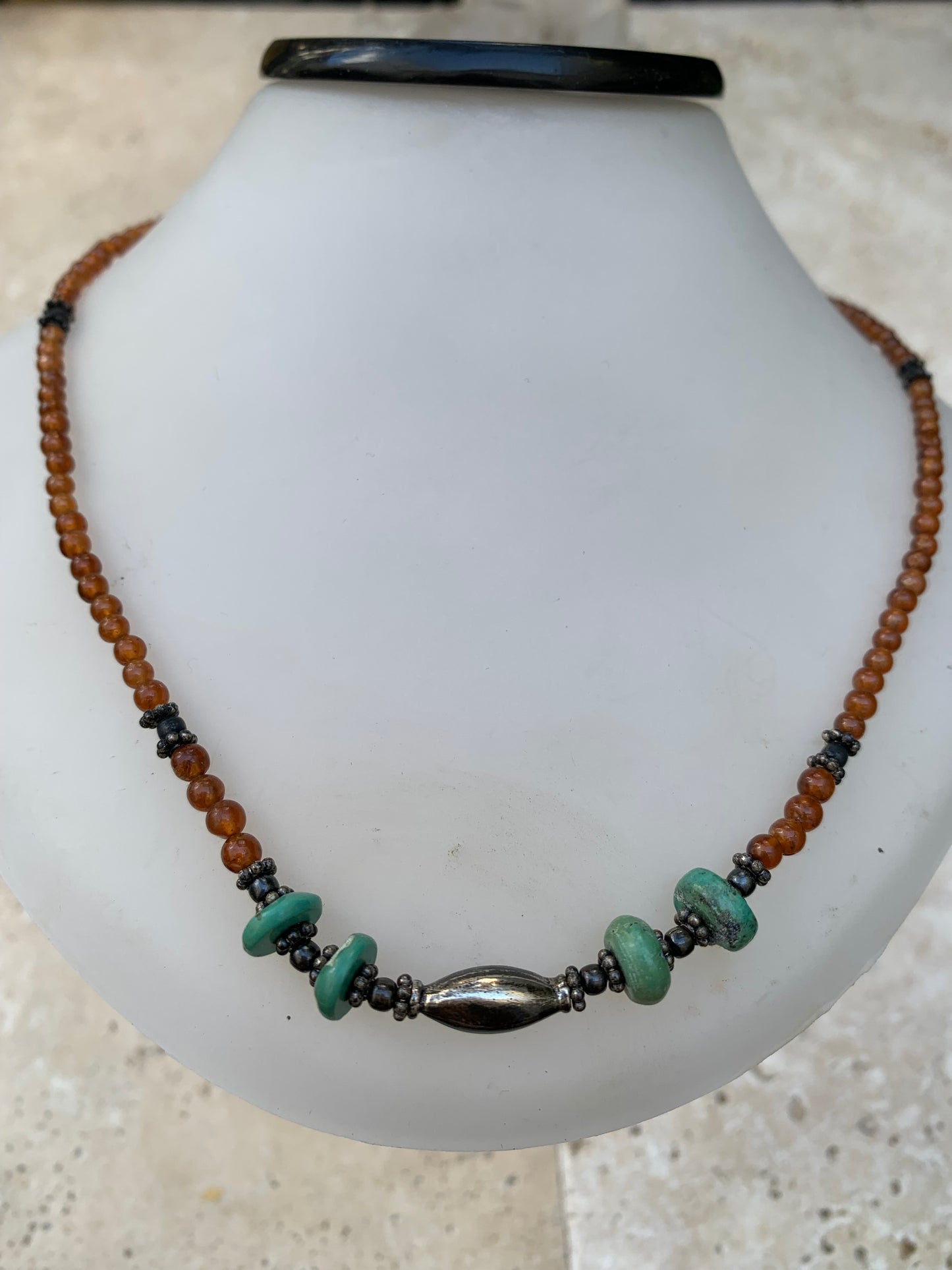 Superbe collier en perles rondes de turquoise et de cornaline. 44 centimètres de longueur. Fait sur métal argenté, fin et élégant, parfait !