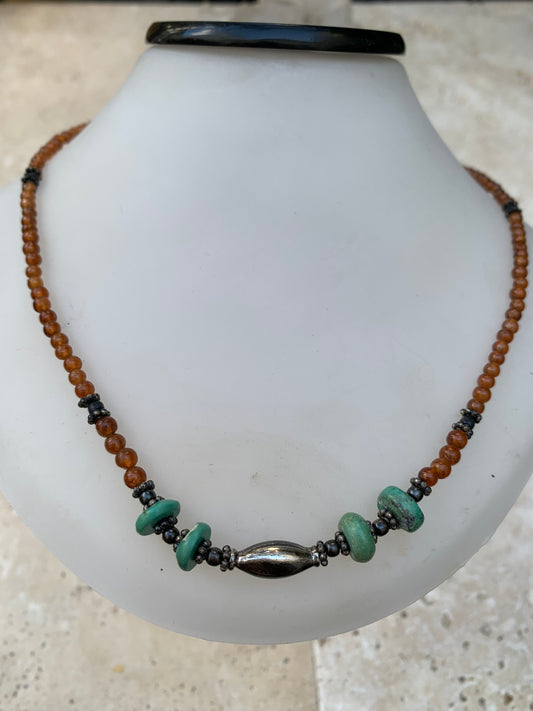 Superbe collier en perles rondes de turquoise et de cornaline. 44 centimètres de longueur. Fait sur métal argenté, fin et élégant, parfait !