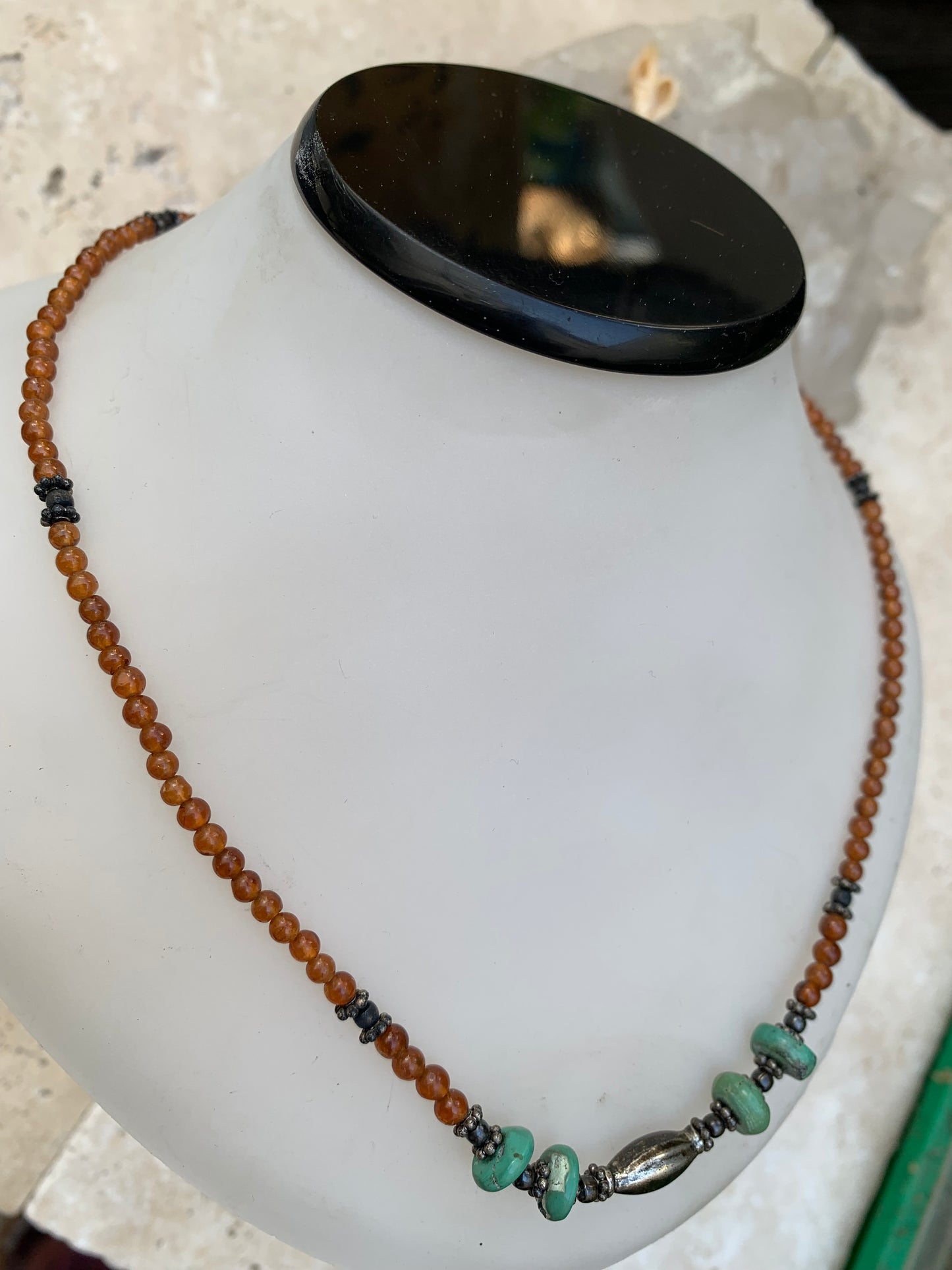 Superbe collier en perles rondes de turquoise et de cornaline. 44 centimètres de longueur. Fait sur métal argenté, fin et élégant, parfait !