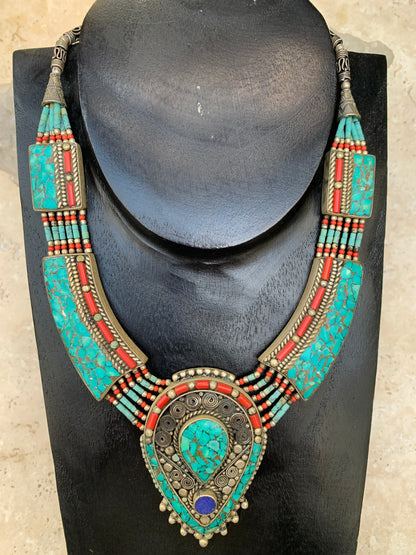 Superbe collier/ parure en perle et cabochon de turquoise et de corail. 45 centimètres de longueur. Fait sur Argent au Népal (Katmandou) ! Véritable œuvre d'art, un joyau !