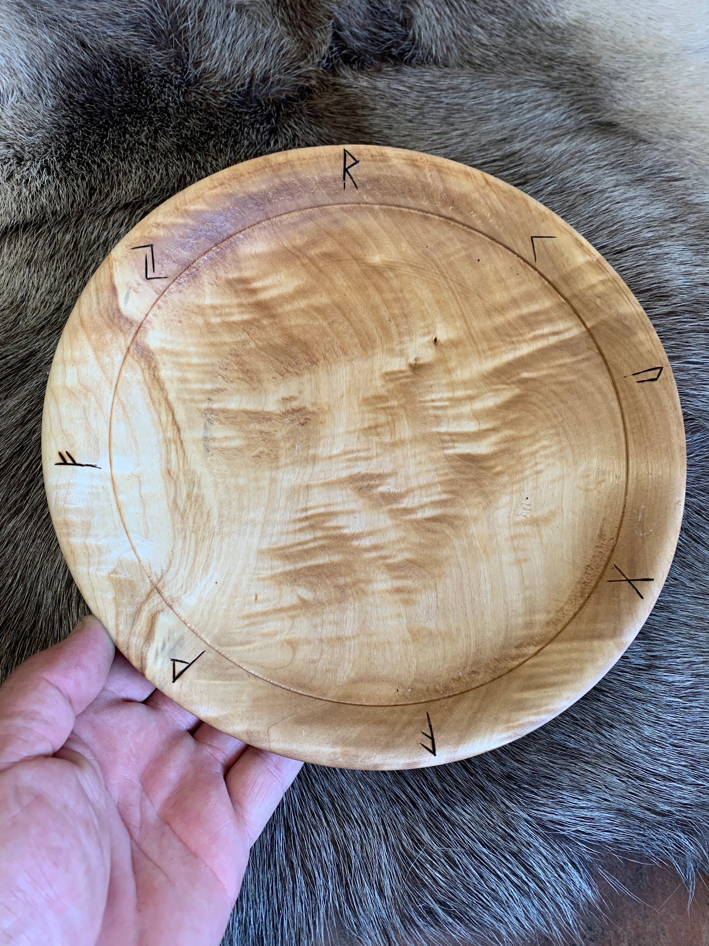 Assiette en bois avec ou sans gravure de Runes, 220 à 240 mm de diamètre x 40 de haut x 8 - 250 grammes. Fait main en France (19), très belle qualité, magnifique pièce !