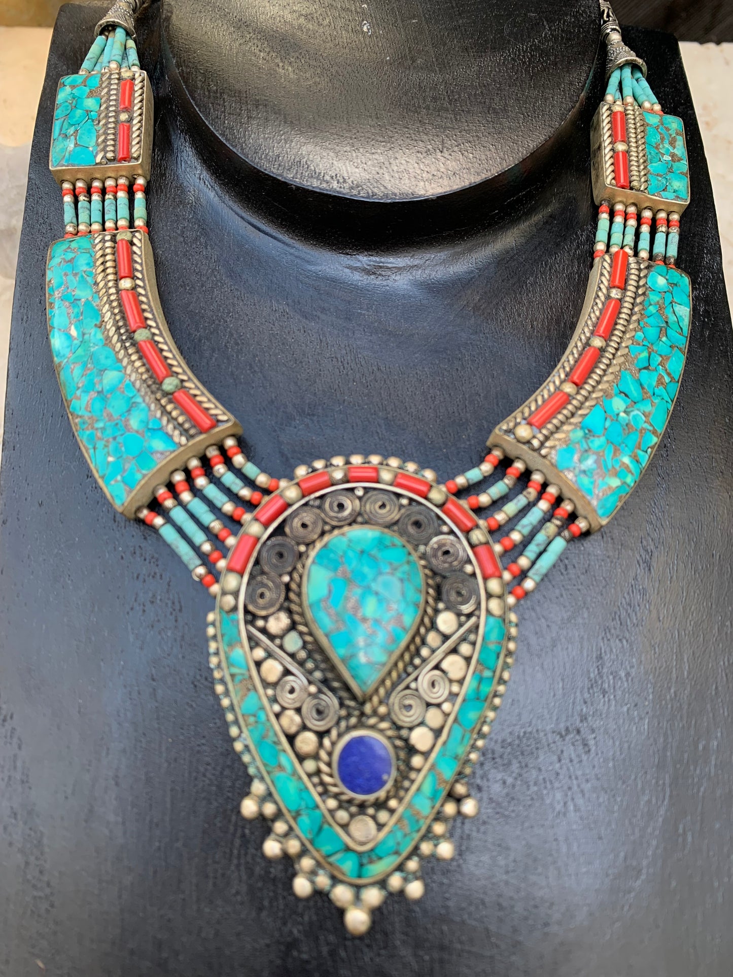 Superbe collier/ parure en perle et cabochon de turquoise et de corail. 45 centimètres de longueur. Fait sur Argent au Népal (Katmandou) ! Véritable œuvre d'art, un joyau !