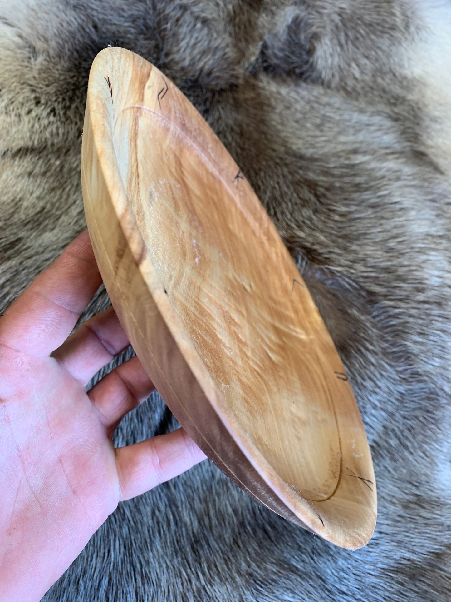 Assiette en bois avec ou sans gravure de Runes, 220 à 240 mm de diamètre x 40 de haut x 8 - 250 grammes. Fait main en France (19), très belle qualité, magnifique pièce !