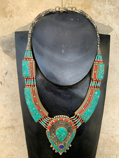 Superbe collier/ parure en perle et cabochon de turquoise et de corail. 45 centimètres de longueur. Fait sur Argent au Népal (Katmandou) ! Véritable œuvre d'art, un joyau !