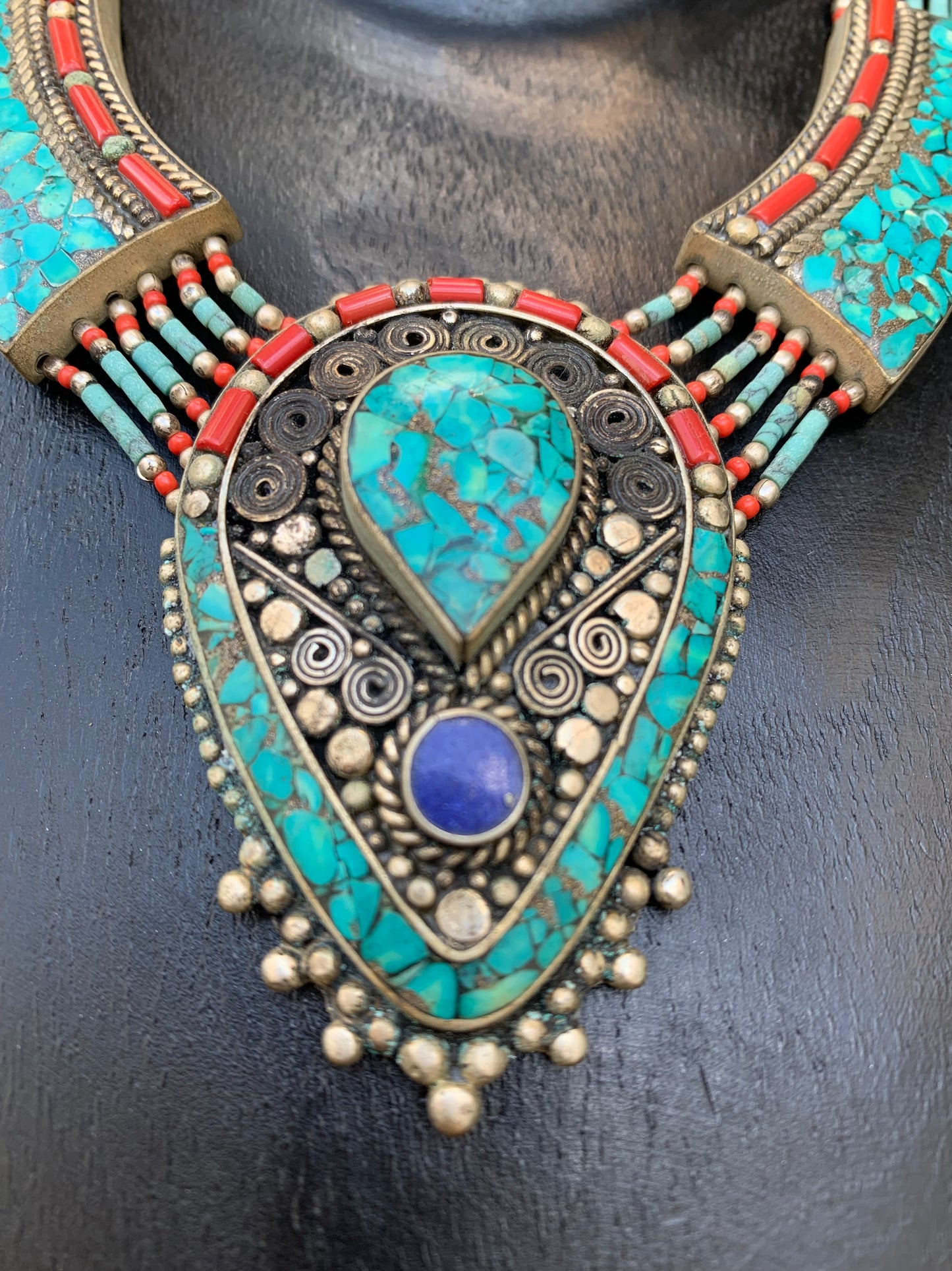Superbe collier/ parure en perle et cabochon de turquoise et de corail. 45 centimètres de longueur. Fait sur Argent au Népal (Katmandou) ! Véritable œuvre d'art, un joyau !