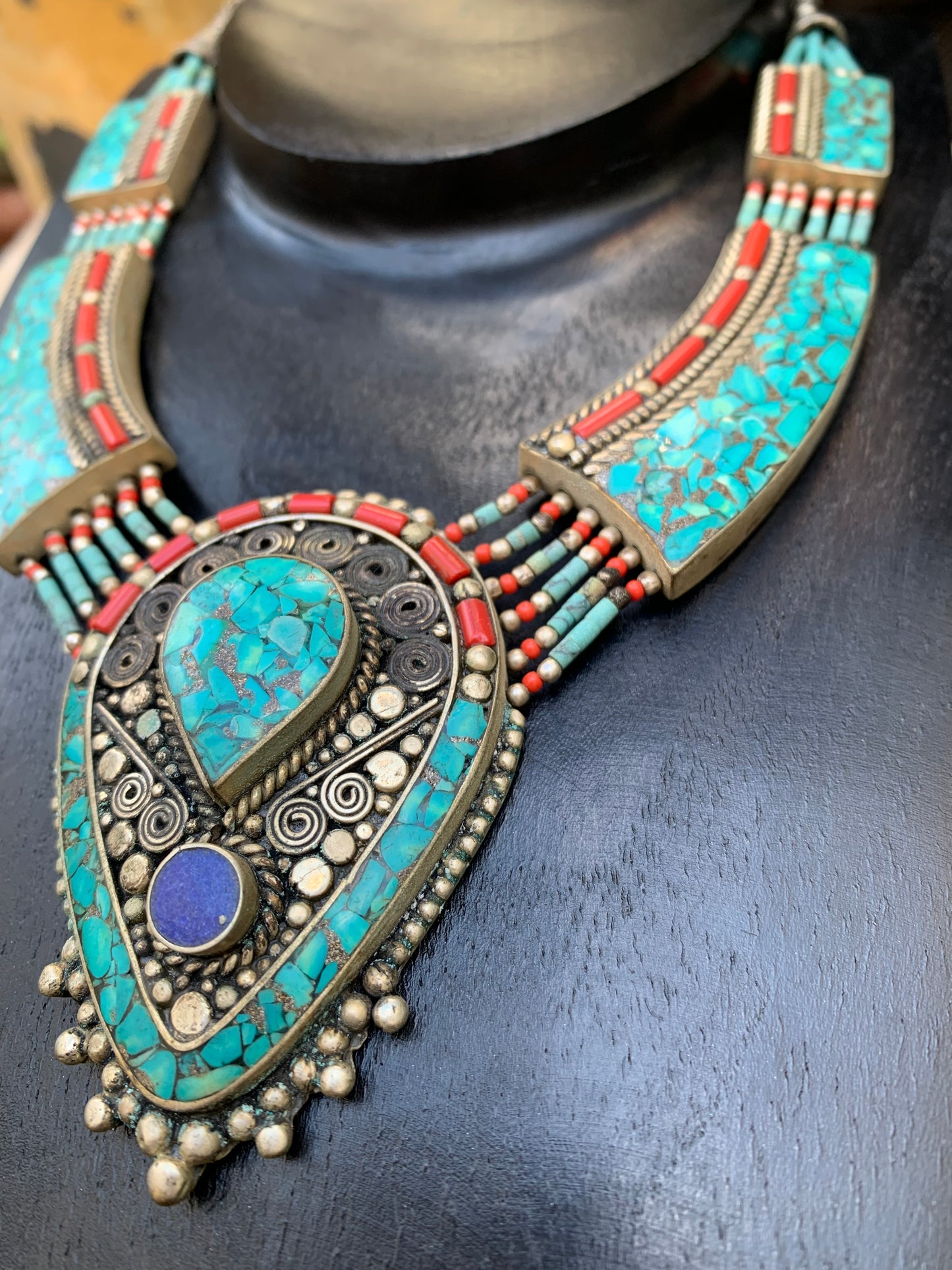 Superbe collier/ parure en perle et cabochon de turquoise et de corail. 45 centimètres de longueur. Fait sur Argent au Népal (Katmandou) ! Véritable œuvre d'art, un joyau !