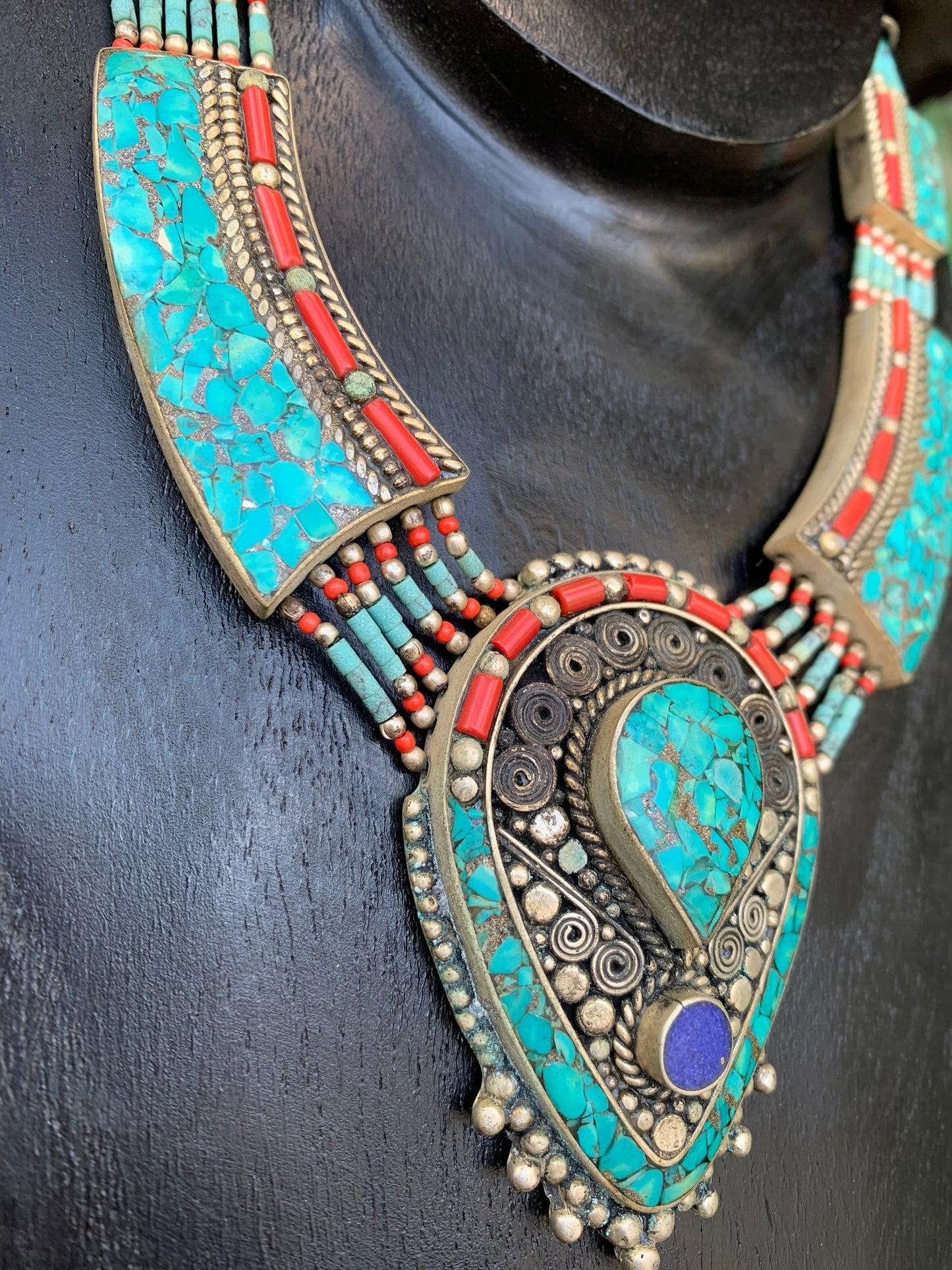 Superbe collier/ parure en perle et cabochon de turquoise et de corail. 45 centimètres de longueur. Fait sur Argent au Népal (Katmandou) ! Véritable œuvre d'art, un joyau !