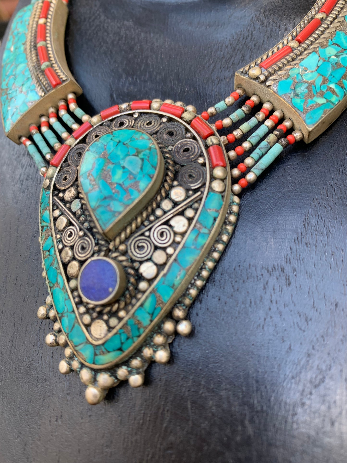 Superbe collier/ parure en perle et cabochon de turquoise et de corail. 45 centimètres de longueur. Fait sur Argent au Népal (Katmandou) ! Véritable œuvre d'art, un joyau !