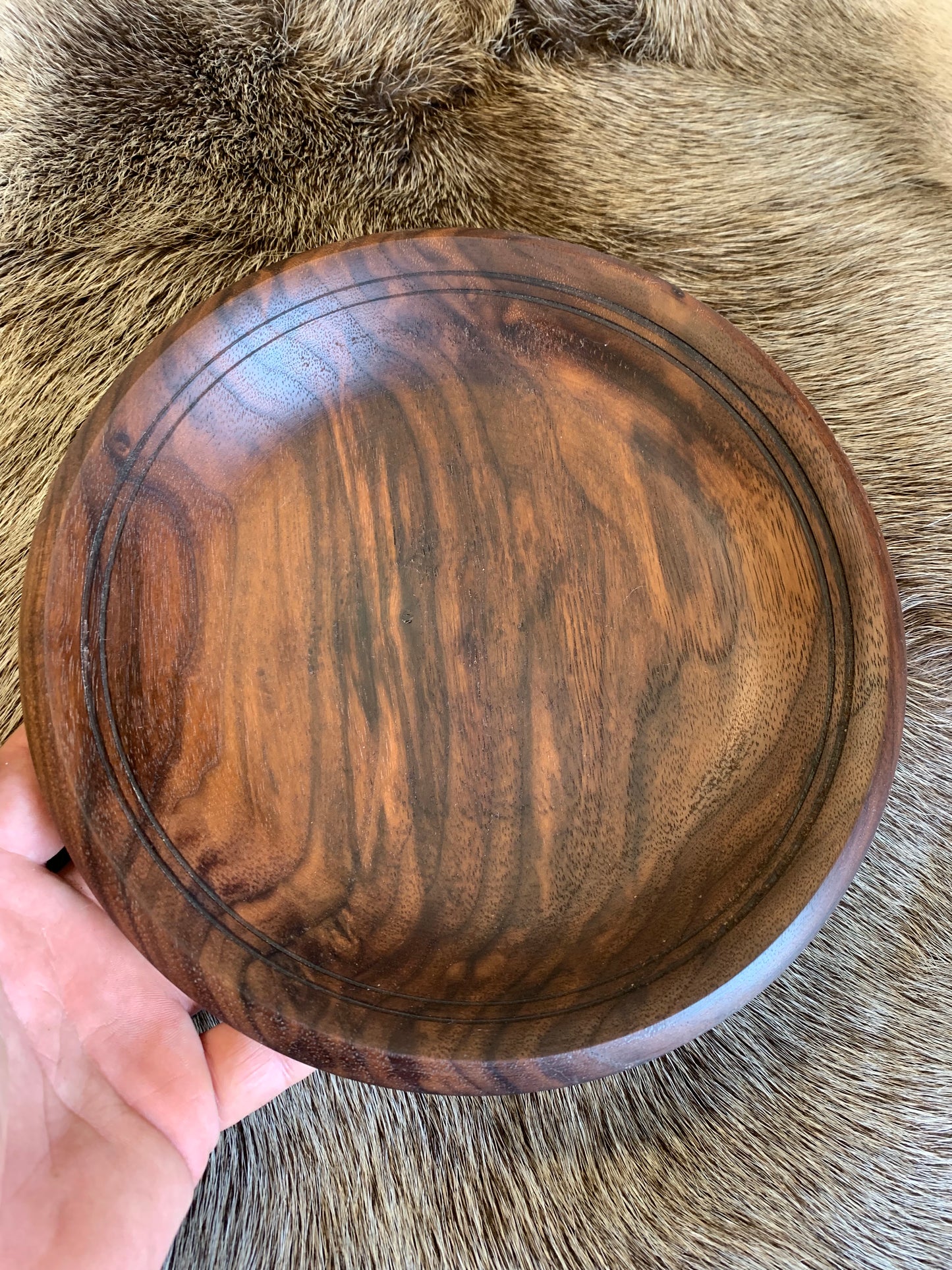 Assiette en bois avec ou sans gravure de Runes, 220 à 240 mm de diamètre x 40 de haut x 8 - 250 grammes. Fait main en France (19), très belle qualité, magnifique pièce !