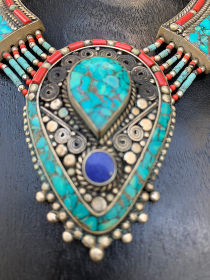 Superbe collier/ parure en perle et cabochon de turquoise et de corail. 45 centimètres de longueur. Fait sur Argent au Népal (Katmandou) ! Véritable œuvre d'art, un joyau !