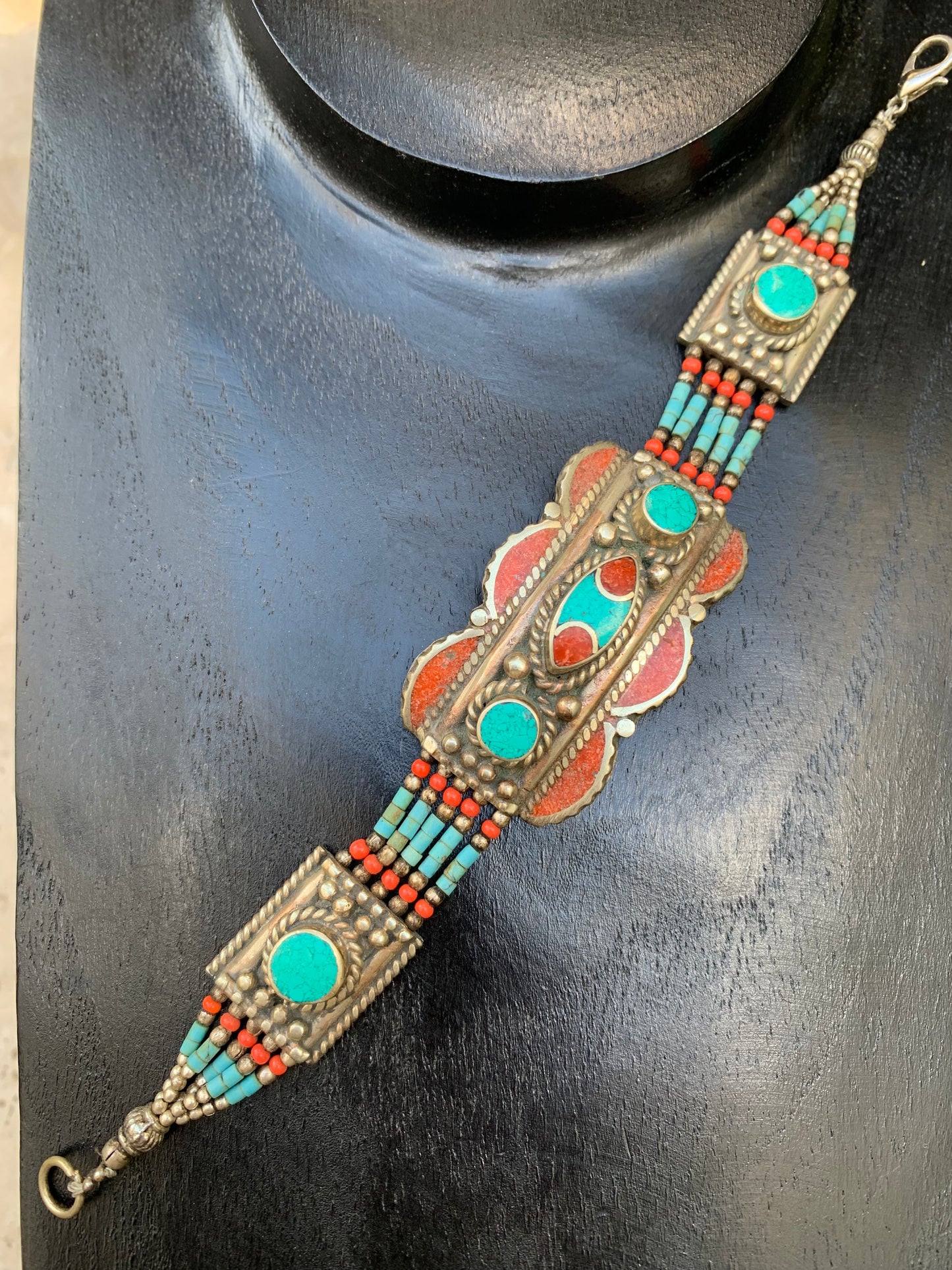 Superbe bracelet en perle et cabochon de turquoise et corail. 18,5 centimètres de longueur. Fait sur Argent au Népal !