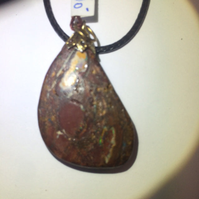 Opale Boulder d'Australie, pendentif vendu seul, très belle qualité. L' opale est fascinante et envoutante ! Le must en matière de pierres, Parfait !
