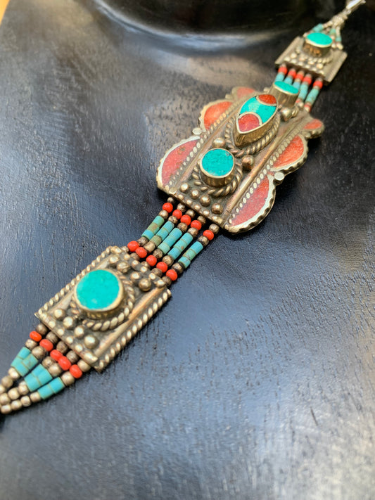 Superbe bracelet en perle et cabochon de turquoise et corail. 18,5 centimètres de longueur. Fait sur Argent au Népal !
