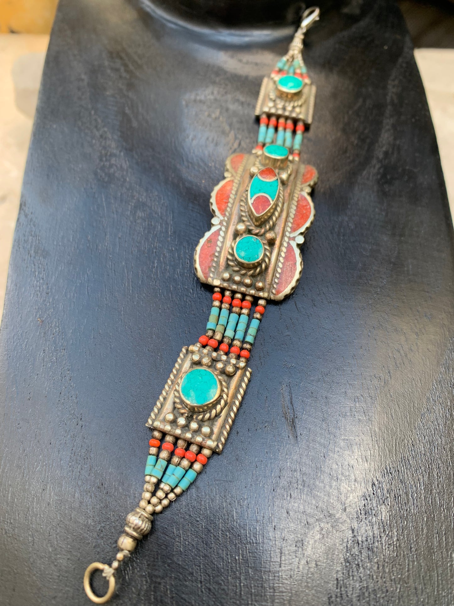 Superbe bracelet en perle et cabochon de turquoise et corail. 18,5 centimètres de longueur. Fait sur Argent au Népal !
