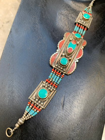 Superbe bracelet en perle et cabochon de turquoise et corail. 18,5 centimètres de longueur. Fait sur Argent au Népal !