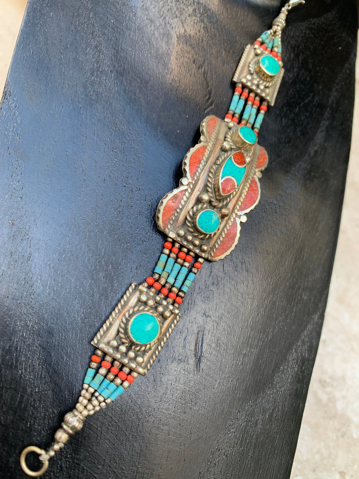 Superbe bracelet en perle et cabochon de turquoise et corail. 18,5 centimètres de longueur. Fait sur Argent au Népal !