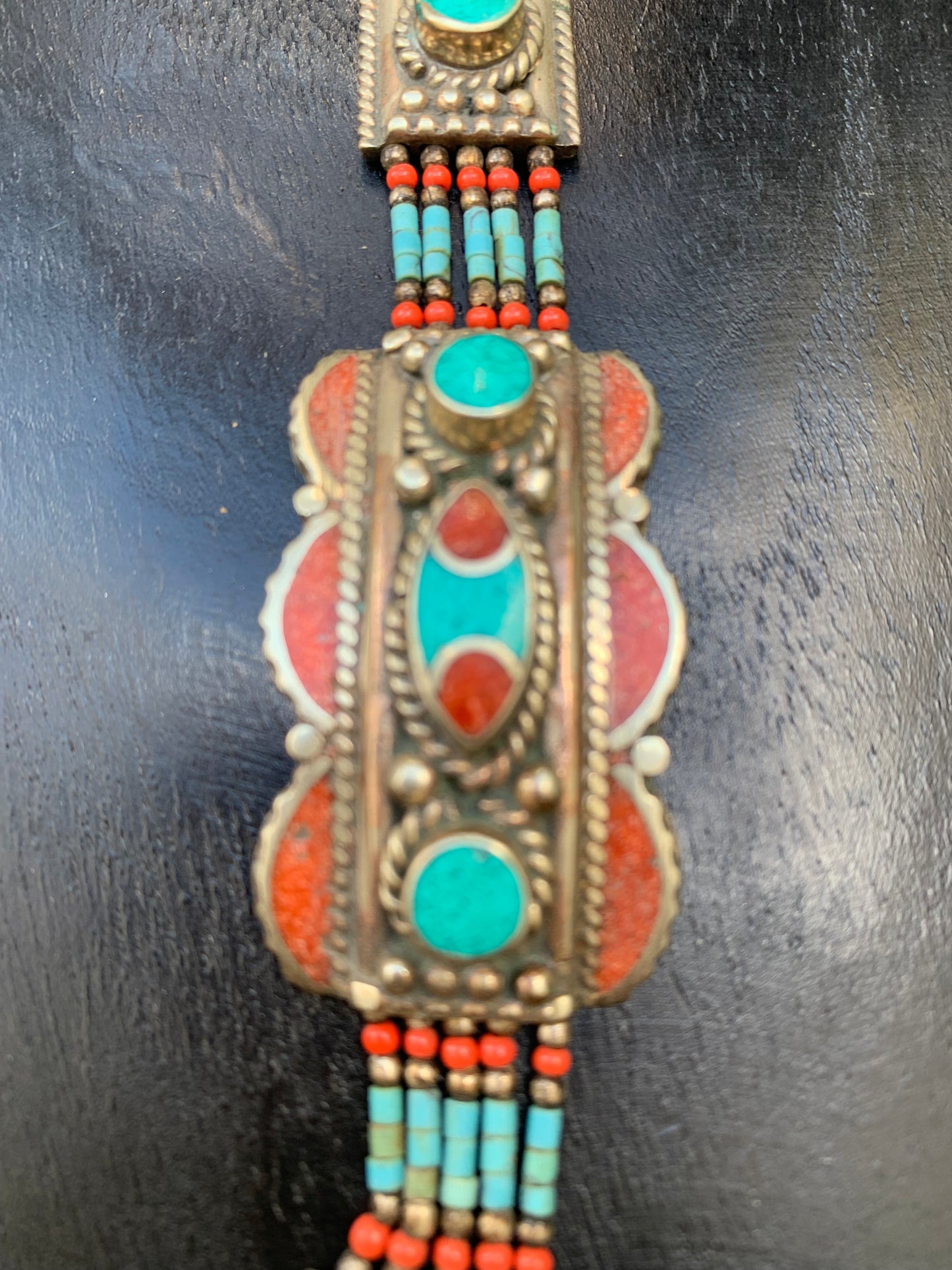 Superbe bracelet en perle et cabochon de turquoise et corail. 18,5 centimètres de longueur. Fait sur Argent au Népal !