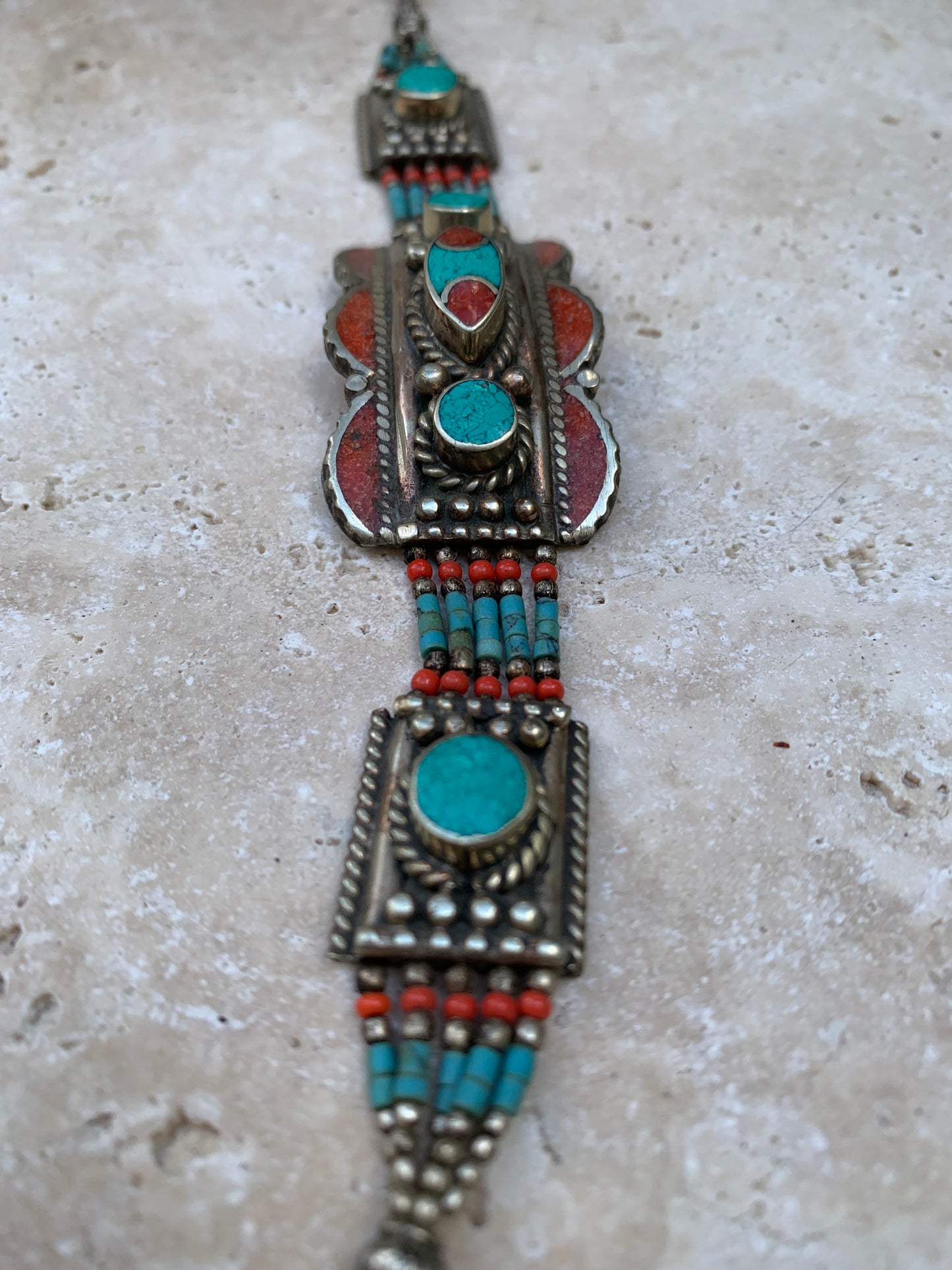 Superbe bracelet en perle et cabochon de turquoise et corail. 18,5 centimètres de longueur. Fait sur Argent au Népal !