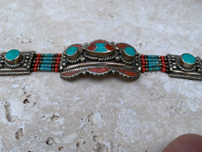 Superbe bracelet en perle et cabochon de turquoise et corail. 18,5 centimètres de longueur. Fait sur Argent au Népal !