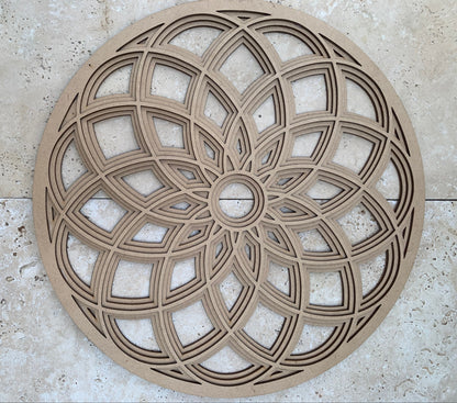 Plaque de rechargement/ décoration murale, en bois de 25 centimètres x 9 millimètres d'épaisseur, ornées du motif délicat de la fleur de vie. Chaque plaque est soigneusement conçue pour allier esthétisme et fonctionnalité !