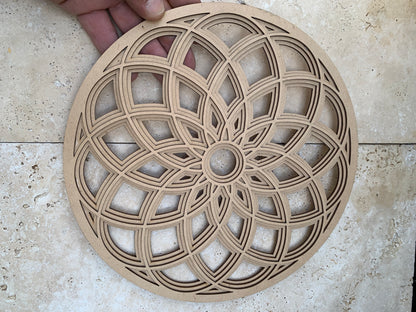 Plaque de rechargement/ décoration murale, en bois de 25 centimètres x 9 millimètres d'épaisseur, ornées du motif délicat de la fleur de vie. Chaque plaque est soigneusement conçue pour allier esthétisme et fonctionnalité !
