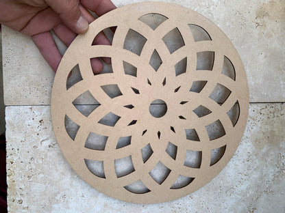 Plaque de rechargement/ décoration murale, en bois de 25 centimètres x 9 millimètres d'épaisseur, ornées du motif délicat de la fleur de vie. Chaque plaque est soigneusement conçue pour allier esthétisme et fonctionnalité !
