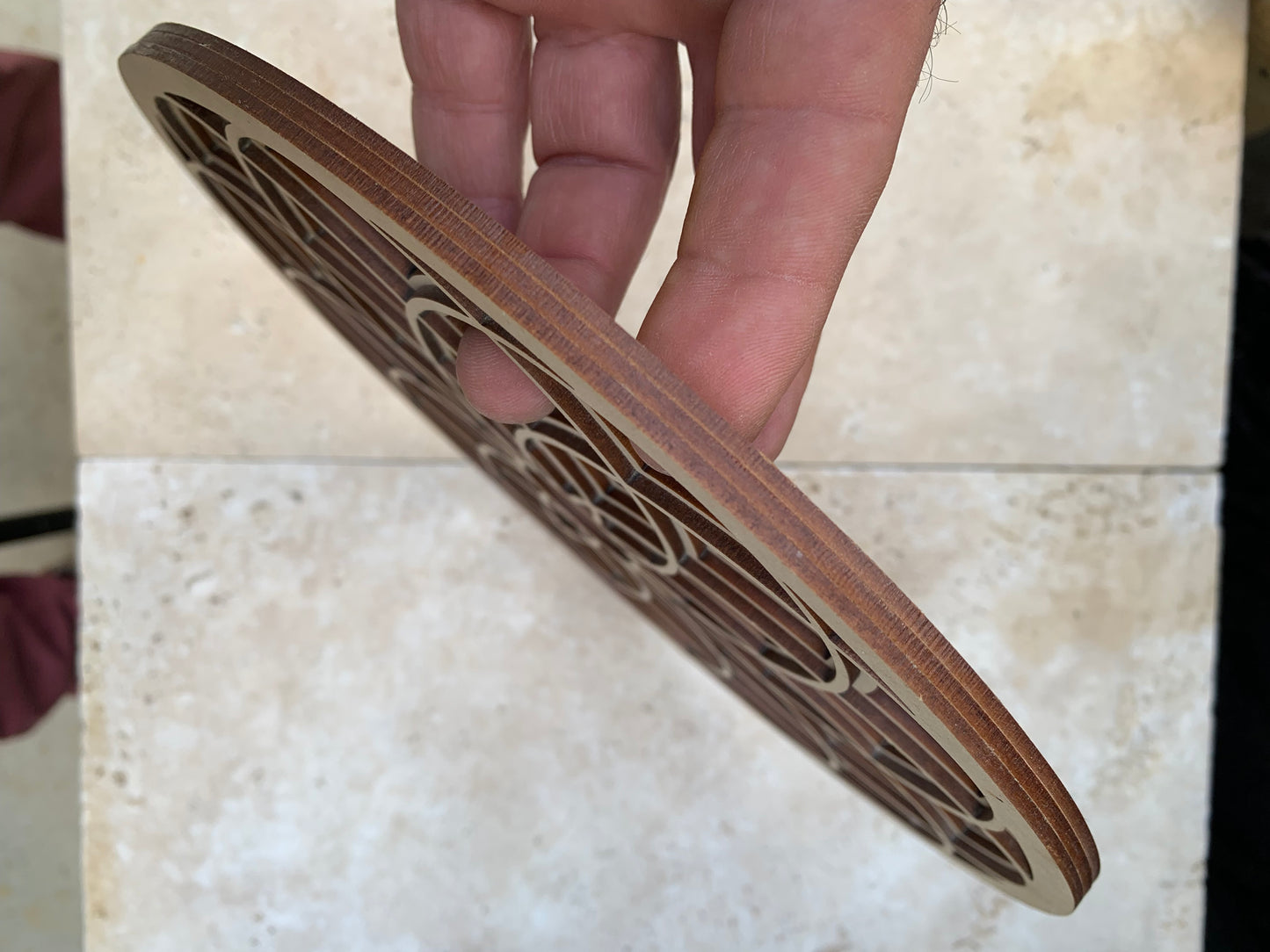 Plaque de rechargement/ décoration murale, en bois de 25 centimètres x 9 millimètres d'épaisseur, ornées du motif délicat de la fleur de vie. Chaque plaque est soigneusement conçue pour allier esthétisme et fonctionnalité !