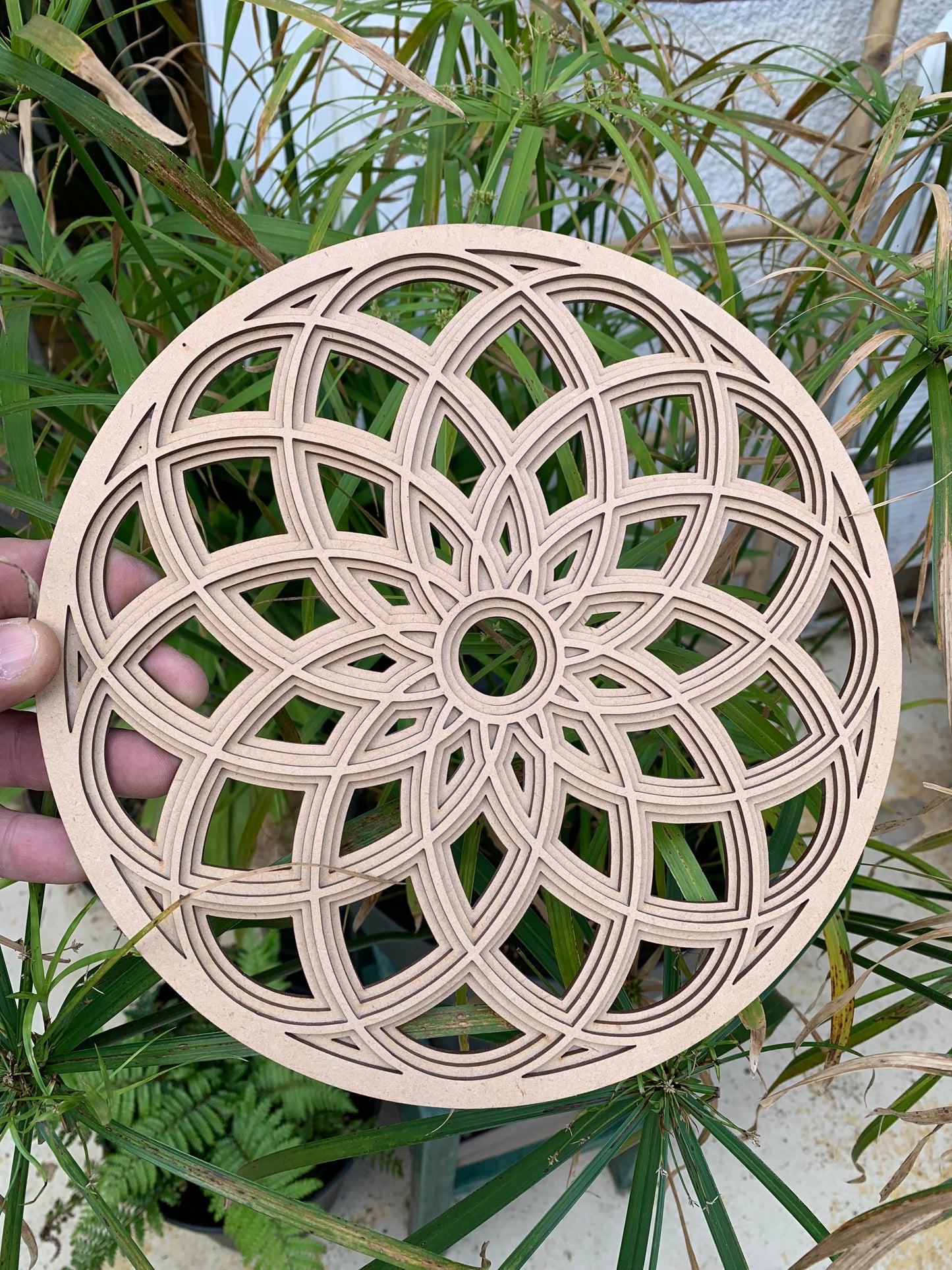 Plaque de rechargement/ décoration murale, en bois de 25 centimètres x 9 millimètres d'épaisseur, ornées du motif délicat de la fleur de vie. Chaque plaque est soigneusement conçue pour allier esthétisme et fonctionnalité !