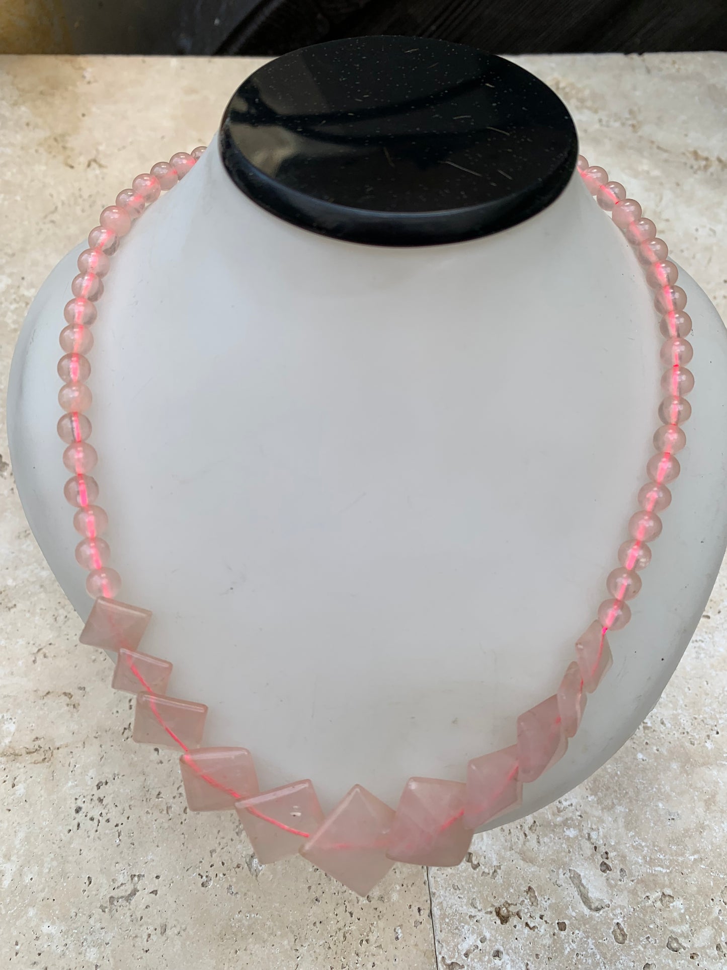 Quartz rose, collier de 50 centimètres. Perles rondes avec panoramique en plaquette carrée, sur fil d'acier de haute résistance !