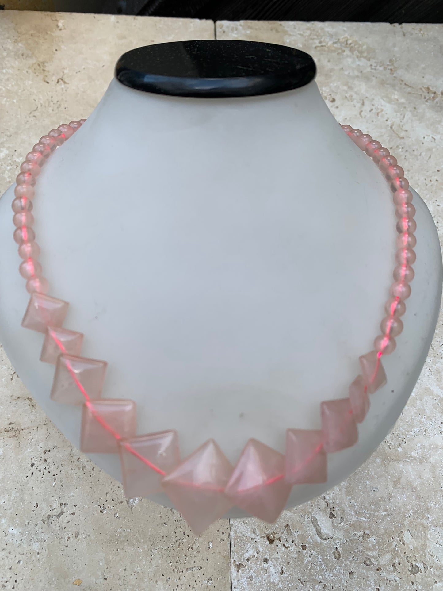 Quartz rose, collier de 50 centimètres. Perles rondes avec panoramique en plaquette carrée, sur fil d'acier de haute résistance !